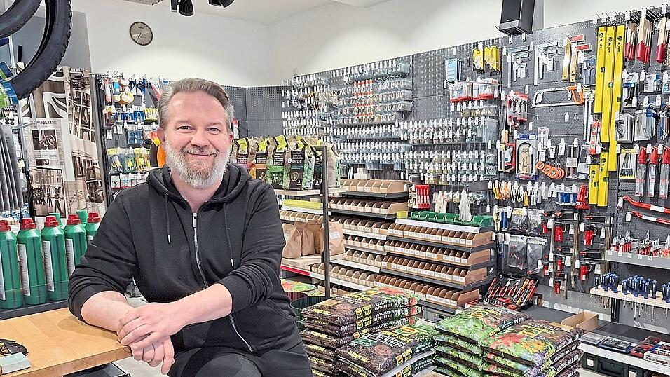 Andreas K&ouml;lbl in seinem Mini-Baumarkt 'Da Bastler'.