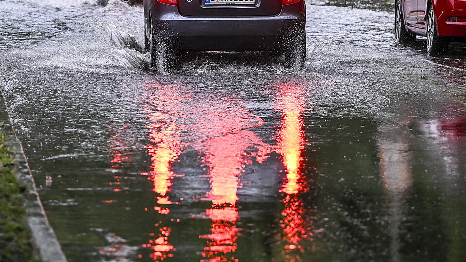 Der Deutsche Wetterdienst sagt f&uuml;r Mittwochmorgen Starkregen in Niederbayern und der Oberpfalz voraus. (Symbolbild)