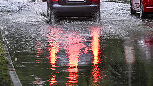 Der Deutsche Wetterdienst sagt f&uuml;r Mittwochmorgen Starkregen in Niederbayern und der Oberpfalz voraus. (Symbolbild)