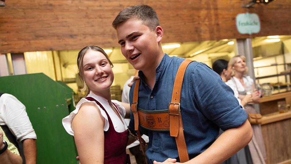 Als die Kapelle Josef Menzl am Montag, 10. August, im Festzelt Weckmann aufspielte, war die Stimmung ausgelassen. Als die Kapelle Josef Menzl am Montag, 10. August, im Festzelt Weckmann aufspielte, war die Stimmung ausgelassen.