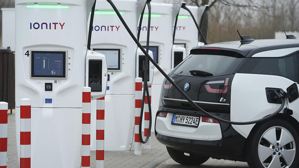 Fehlende Ladesäulen gelten als eines der Haupthindernisse für den Ausbau der Elektromobilität. Fehlende Ladesäulen gelten als eines der Haupthindernisse für den Ausbau der Elektromobilität.