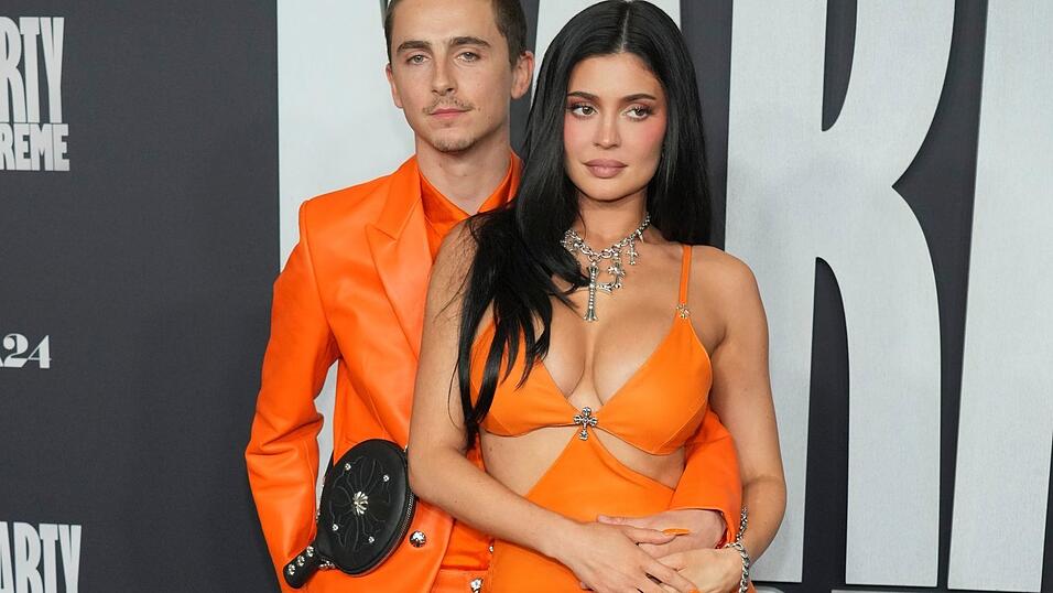 Timothee Chalamet (l) und Kylie Jenner bei einem PR-Auftritt zu &laquo;Marty Supreme&raquo;. (Archivbild)