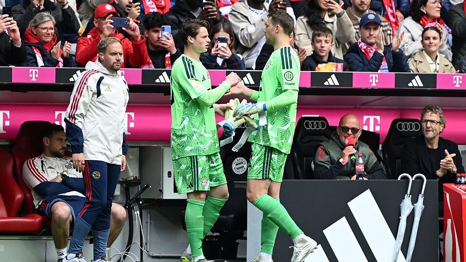 Gegen K&ouml;ln musste Manuel Neuer (r) angeschlagen raus. Jonas Urbig ging f&uuml;r ihn ins Tor. Wie steht es um die Wade?