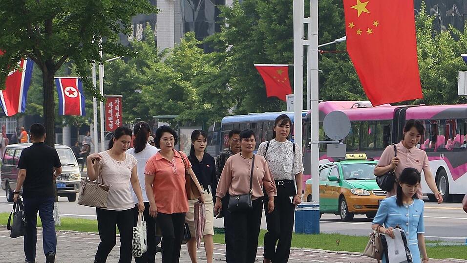 In der nordkoreanischen Hauptstadt Pjöngjang wurden anlässlich des Staatsbesuchs Fahnen von Nordkorea und China aufgehängt. In der nordkoreanischen Hauptstadt Pjöngjang wurden anlässlich des Staatsbesuchs Fahnen von Nordkorea und China aufgehängt.
