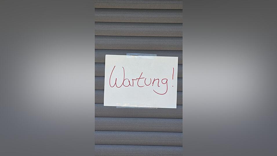 Das Schild ist der einzige Hinweis, dass das Fahrgesch&auml;ft stillgelegt ist.