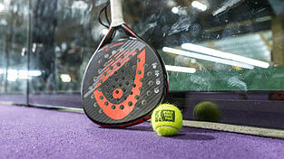 Der Padeltennis-Schl&auml;ger ist k&uuml;rzer als ein normaler Tennisschl&auml;ger.