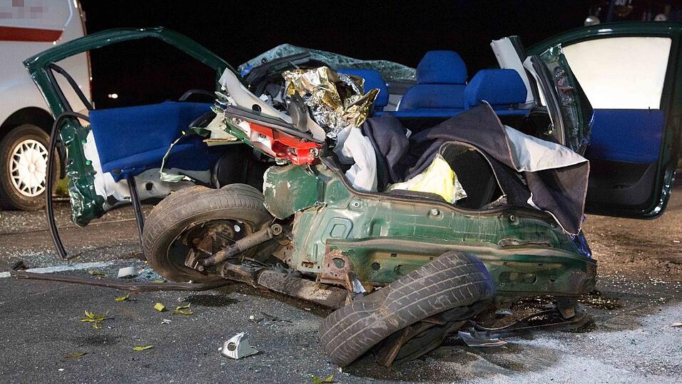 Zwei Menschen starben bei einem Verkehrsunfall am Montagabend auf der B11 bei Eching. Zwei Menschen starben bei einem Verkehrsunfall am Montagabend auf der B11 bei Eching.