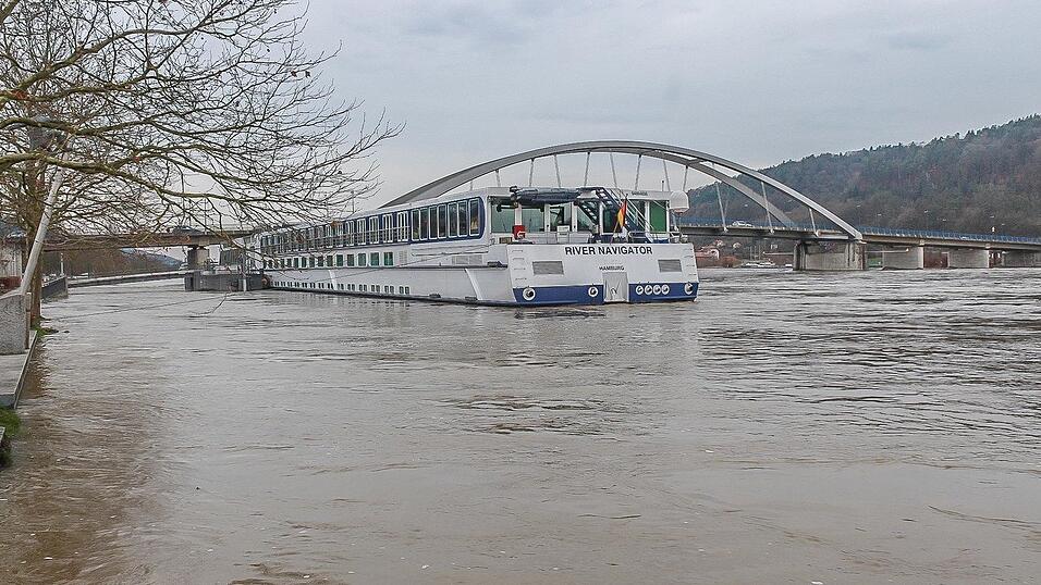 Auch in Vilshofen stieg die Donau &uuml;ber die Ufer.