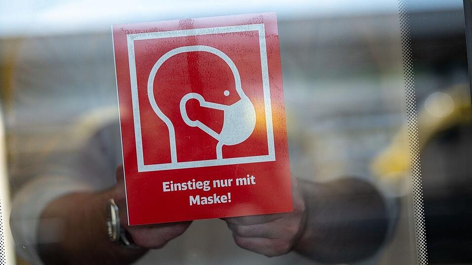 In Fernzügen und auch Fernbussen wie etwa Flixbus müssen Fahrgäste seit diesem Samstag FFP2-Masken tragen. In Fernzügen und auch Fernbussen wie etwa Flixbus müssen Fahrgäste seit diesem Samstag FFP2-Masken tragen.