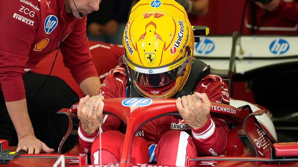 Mit gelbem Helm im roten Auto.