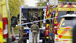 Einsatzkräfte sind mit einem Bombenentschärfungsroboter vor Ort.