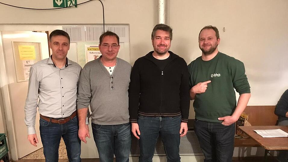 Die drei Erstplatzierten (von rechts): Wolfgang Laberer, Andreas Lang und Christian Wellenhofer mit dem Organisator Stephan Hanusch.