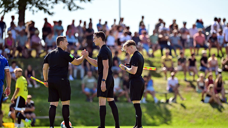 Der Job als Schiedsrichter ist f&uuml;r Johannes Roth Teamarbeit. Seine Assistenten unterst&uuml;tzen den 23-J&auml;hrigen auf dem Platz.