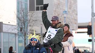 Der Ex-Fernsehstar Jessie Holmes gewinnt das wohl berühmteste Schlittenhunderennen der Welt. Der Ex-Fernsehstar Jessie Holmes gewinnt das wohl berühmteste Schlittenhunderennen der Welt.