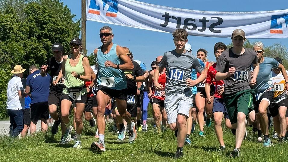 Startschuss zum 20. Isar-Stauseelauf des FC Zeholfing mit einer Schnapszahl: 111 Teilnehmer waren mit dabei.