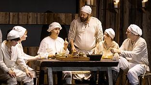 Die Arbeit in der Mühle ist hart, doch zu essen gibt es immer reichlich. Und auch unter den Müllergesellen geht es oft rau zu, gerade wegen des hinterhältigen Lyschko (Andreas Kei, rechts). Die Arbeit in der Mühle ist hart, doch zu essen gibt es immer reichlich. Und auch unter den Müllergesellen geht es oft rau zu, gerade wegen des hinterhältigen Lyschko (Andreas Kei, rechts).