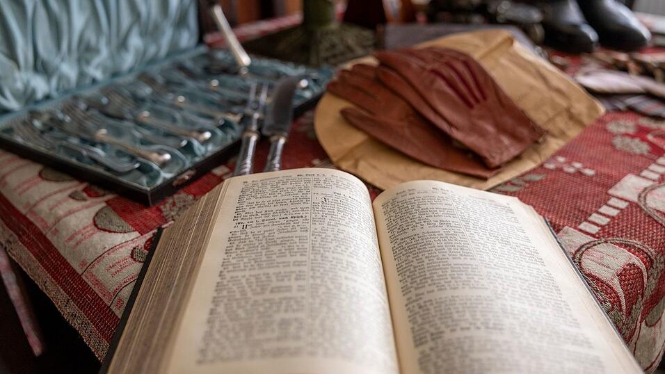 Auf dem Gabentisch liegen die Geschenke unverpackt unter dem Weihnachtsbaum.