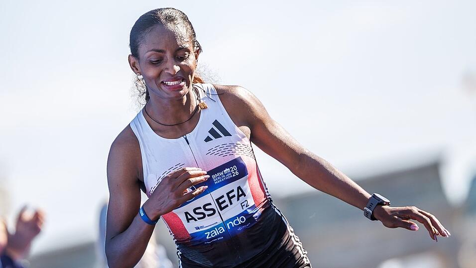 Tigst Assefa wurde nach der Verletzung beim Berlin-Marathon operiert. Tigst Assefa wurde nach der Verletzung beim Berlin-Marathon operiert.