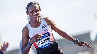 Tigst Assefa wurde nach der Verletzung beim Berlin-Marathon operiert. Tigst Assefa wurde nach der Verletzung beim Berlin-Marathon operiert.