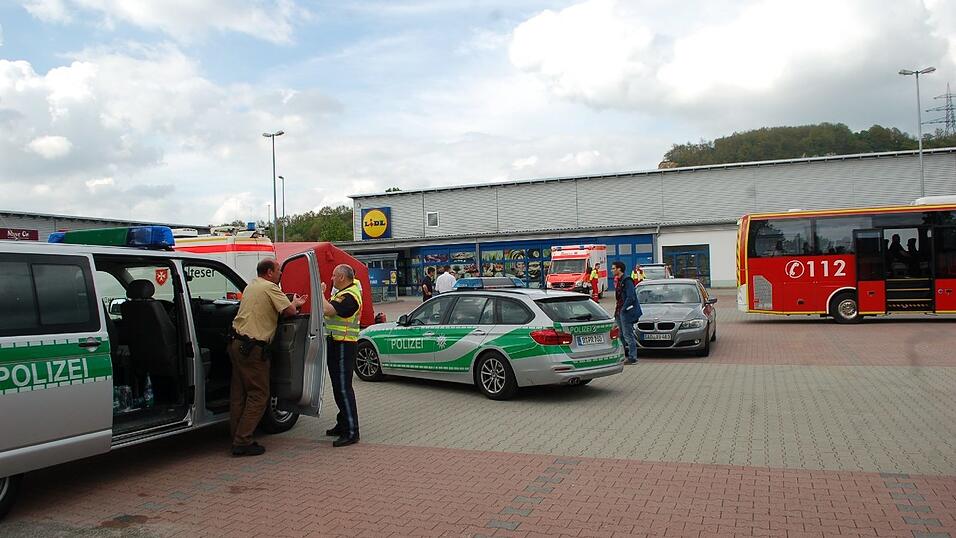 Rund sechs Stunden mussten knapp 1.600 Anwohner am Freitag im Regensburger Stadtteil Schwabelweis nach dem Fund einer Fliegerbombe aus dem 2. Weltkrieg ausharren. Gegen 18 Uhr konnte die Bombe erfolgreich entschärft werden. Rund sechs Stunden mussten knapp 1.600 Anwohner am Freitag im Regensburger Stadtteil Schwabelweis nach dem Fund einer Fliegerbombe aus dem 2. Weltkrieg ausharren. Gegen 18 Uhr konnte die Bombe erfolgreich entschärft werden.