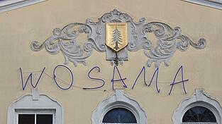 Die Lichtinstallation 'WOSAMA' des Künstlers Alexander Stern wurde an der Hauswand des Alten Rathauses angebracht.