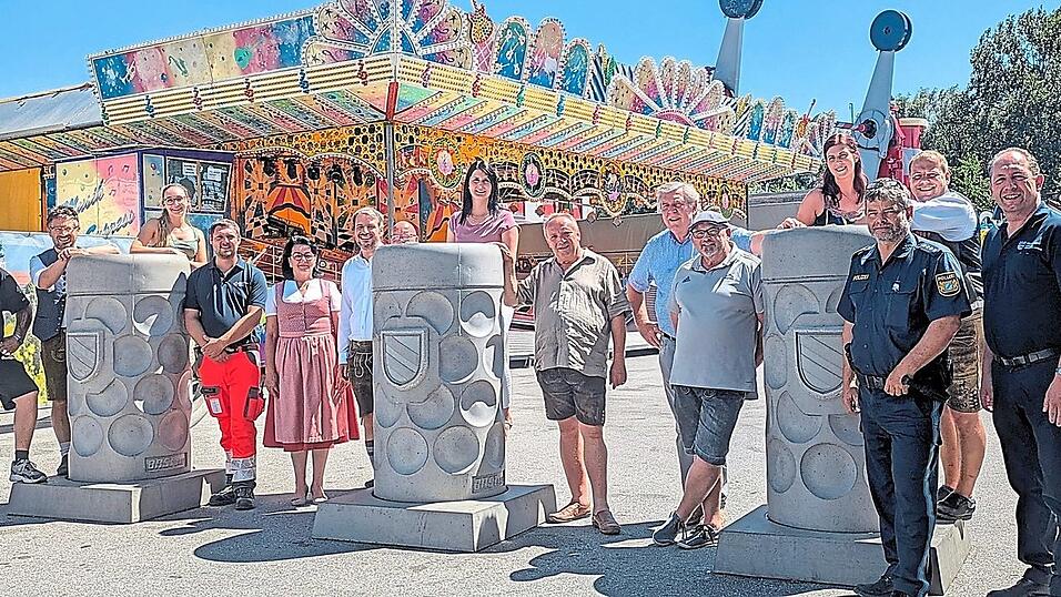 Wie sich die Zeiten ändern, zeigen die Bierkrüge aus Beton am Haupteingang des Landauer Volksfestes. Dass man aber jenseits der Poller selbst in einer Hitzewelle cool miteinander umgehen kann, zeigte die Bilanz der Festverantwortlichen kurz vor dem Ausklang am Mittwochabend. Wie sich die Zeiten ändern, zeigen die Bierkrüge aus Beton am Haupteingang des Landauer Volksfestes. Dass man aber jenseits der Poller selbst in einer Hitzewelle cool miteinander umgehen kann, zeigte die Bilanz der Festverantwortlichen kurz vor dem Ausklang am Mittwochabend.