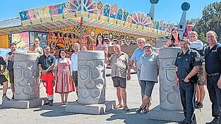 Wie sich die Zeiten ändern, zeigen die Bierkrüge aus Beton am Haupteingang des Landauer Volksfestes. Dass man aber jenseits der Poller selbst in einer Hitzewelle cool miteinander umgehen kann, zeigte die Bilanz der Festverantwortlichen kurz vor dem Ausklang am Mittwochabend. Wie sich die Zeiten ändern, zeigen die Bierkrüge aus Beton am Haupteingang des Landauer Volksfestes. Dass man aber jenseits der Poller selbst in einer Hitzewelle cool miteinander umgehen kann, zeigte die Bilanz der Festverantwortlichen kurz vor dem Ausklang am Mittwochabend.