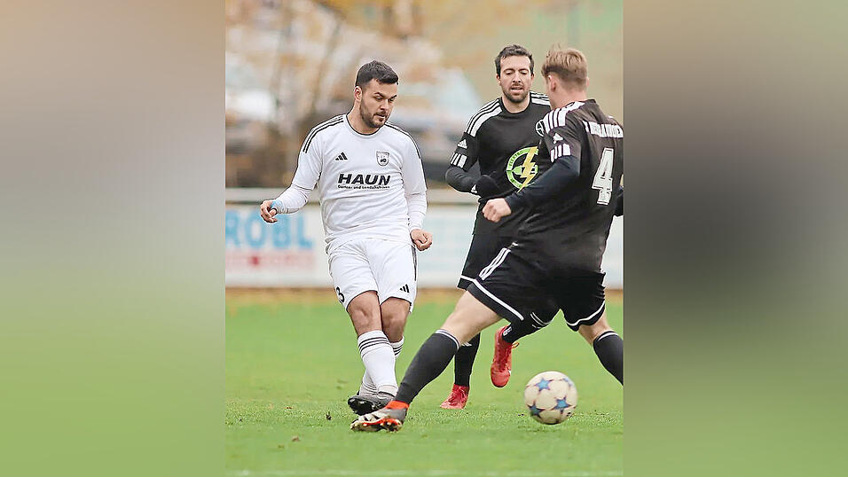 Reißt die Truppe mit: Rene Fredlmeier (links) verstärkt den SV Münchnerau seit dem Sommer. „Ein absolutes Mentalitätsmonster“, sagt der Sportliche Leiter Michael Hübner. Reißt die Truppe mit: Rene Fredlmeier (links) verstärkt den SV Münchnerau seit dem Sommer. „Ein absolutes Mentalitätsmonster“, sagt der Sportliche Leiter Michael Hübner.