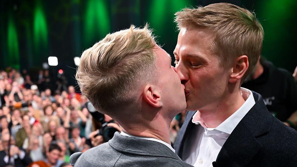 Nach seinem Wahlsieg hat Krause gefeiert, auch mit seinem Verlobten Sebastian M&uuml;ller. (Archivbild)