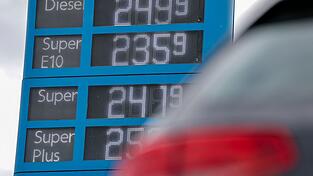 Steigende Energiepreise treiben seit Monaten die Teuerungsrate in Deutschland, Verbraucher merken das an der Tankstelle. (Archivbild)