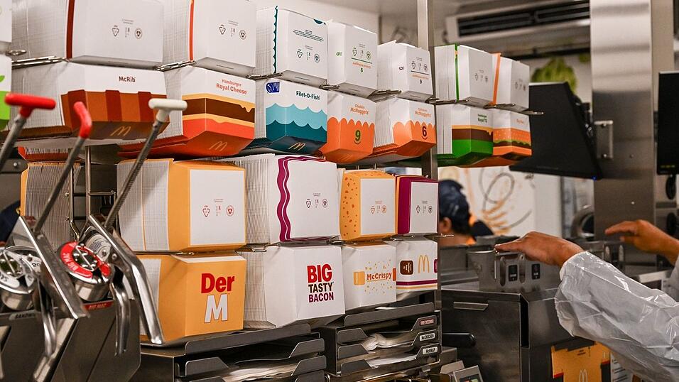 Wenn man genau schaut, ist vorne links die McRib-Packung zu erspähen - damit ist es ab Mittwoch aber erstmal vorbei. (Archivbild) Wenn man genau schaut, ist vorne links die McRib-Packung zu erspähen - damit ist es ab Mittwoch aber erstmal vorbei. (Archivbild)