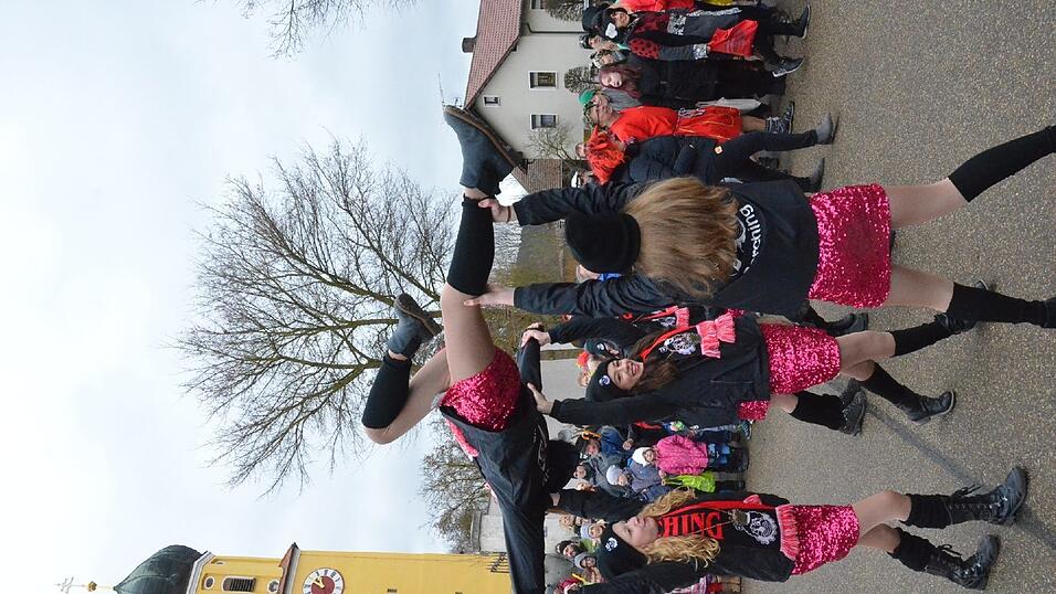 Mit dem großartigen 67. Faschingszug und einem anschließenden 'Narrentreiben' nahm am Faschingsdienstag der Fasching 2017 in Sarching ein glanzvolles Ende. Und was dabei alle 'narrisch' freute, das Wetter spielte doch noch mit; denn während des Zuges war es regenfrei; erst zum Ende regnete es! Mit dem großartigen 67. Faschingszug und einem anschließenden 'Narrentreiben' nahm am Faschingsdienstag der Fasching 2017 in Sarching ein glanzvolles Ende. Und was dabei alle 'narrisch' freute, das Wetter spielte doch noch mit; denn während des Zuges war es regenfrei; erst zum Ende regnete es!