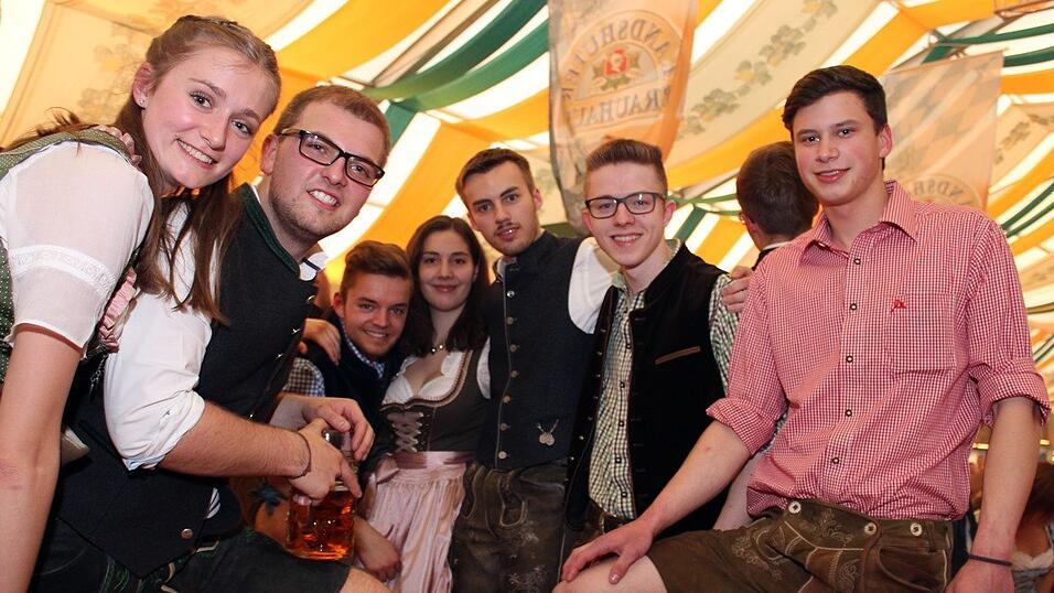 Die Fr&uuml;hjahrsdult 2017 in Landshut neigt sich dem Ende entgegen. Grund genug, noch einmal richtig in den Bierzelten zu feiern - abgerundet vom traditionellen Feuerwerk.