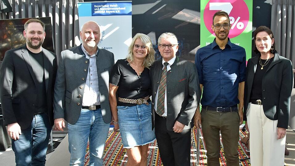 Die im Amt best&auml;tigte Vorstandschaft des Dehoga-Kreisverbandes fordert sieben Prozent Mehrwertsteuer auf Speisen.