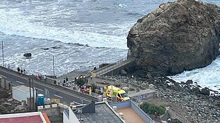 Die bei Urlaubern beliebten Kanarischen Inseln vor der Westküste Nordafrikas werden im Herbst und Winter oft von sehr hohen Wellen getroffen, die durch Stürme weit draußen im Atlantik entstehen. Für Menschen, die sich an Hafenmauern oder auf Uferpromenaden aufhalten, kann das verheerende Folgen haben. Die bei Urlaubern beliebten Kanarischen Inseln vor der Westküste Nordafrikas werden im Herbst und Winter oft von sehr hohen Wellen getroffen, die durch Stürme weit draußen im Atlantik entstehen. Für Menschen, die sich an Hafenmauern oder auf Uferpromenaden aufhalten, kann das verheerende Folgen haben.