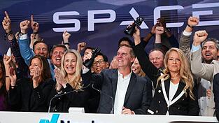 Manager von SpaceX läuteten das Börsendebüt an der Technologiebörse Nasdaq ein. (Archivbild) Manager von SpaceX läuteten das Börsendebüt an der Technologiebörse Nasdaq ein. (Archivbild)