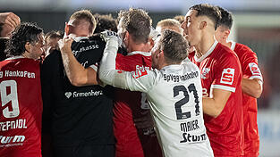 Die SpVgg Hankofen-Hailing um den hervorragend aufgelegten Schlussmann Sebastian Maier (in Wei&szlig;) feiert den starken 3:0-Heimsieg &uuml;ber Pipinsried. Der besiegte Gegner hat zuvor alle Spiele gewonnen.