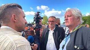 Der ehemalige Straubinger MdL Hans Ritt (Mitte) im angeregten Gespräch mit AfD-Spitzenkandidat Ulrich Siegmund (l.) am Wahltag in Sachsen-Anhalt. Begleitet wurde er von Journalist Klaus Kirchleitner (r.). Der ehemalige Straubinger MdL Hans Ritt (Mitte) im angeregten Gespräch mit AfD-Spitzenkandidat Ulrich Siegmund (l.) am Wahltag in Sachsen-Anhalt. Begleitet wurde er von Journalist Klaus Kirchleitner (r.).