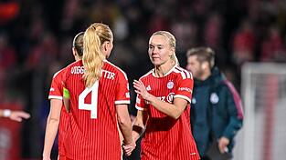 Bayern-Kapitänin Viggosdottir und Stürmerin Harder nach dem 2:2 gegen Real. Bayern-Kapitänin Viggosdottir und Stürmerin Harder nach dem 2:2 gegen Real.