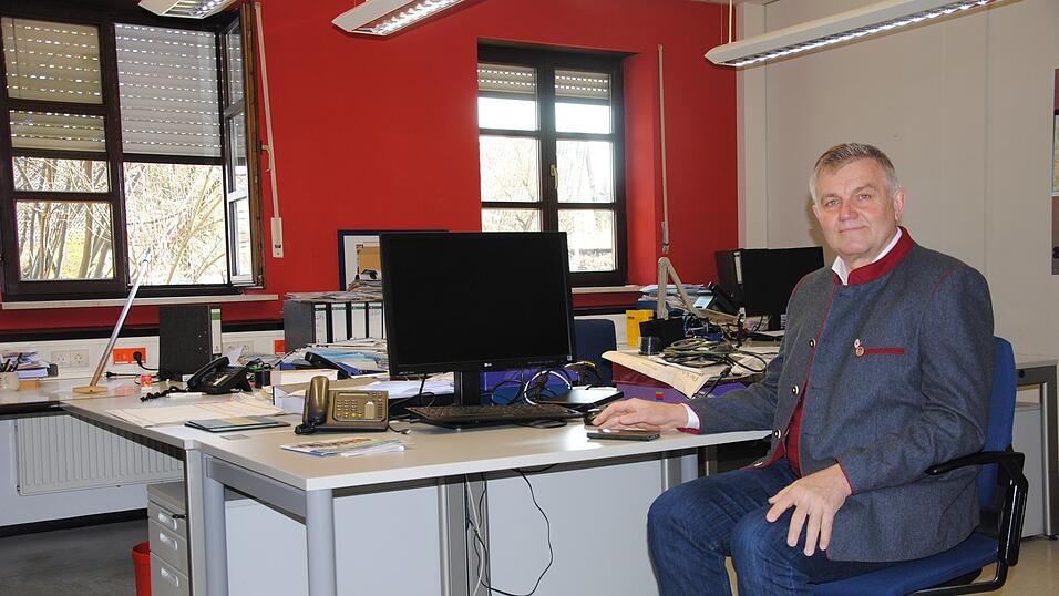 In der MZ-Redaktion sind derzeit so viele Schreibtische frei, dass der Sicherheitsabstand beim Interview mit FW-Bürgermeisterkandidat Josef Dollinger kein Problem war. In der MZ-Redaktion sind derzeit so viele Schreibtische frei, dass der Sicherheitsabstand beim Interview mit FW-Bürgermeisterkandidat Josef Dollinger kein Problem war.