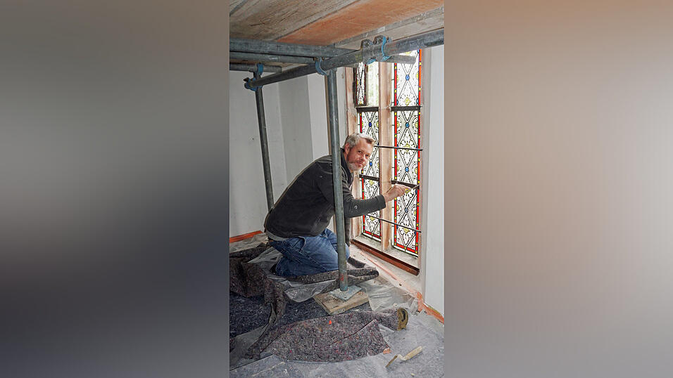 Die Abdichtung der Fenster muss in Feinarbeit nachgebessert werden. Die Abdichtung der Fenster muss in Feinarbeit nachgebessert werden.
