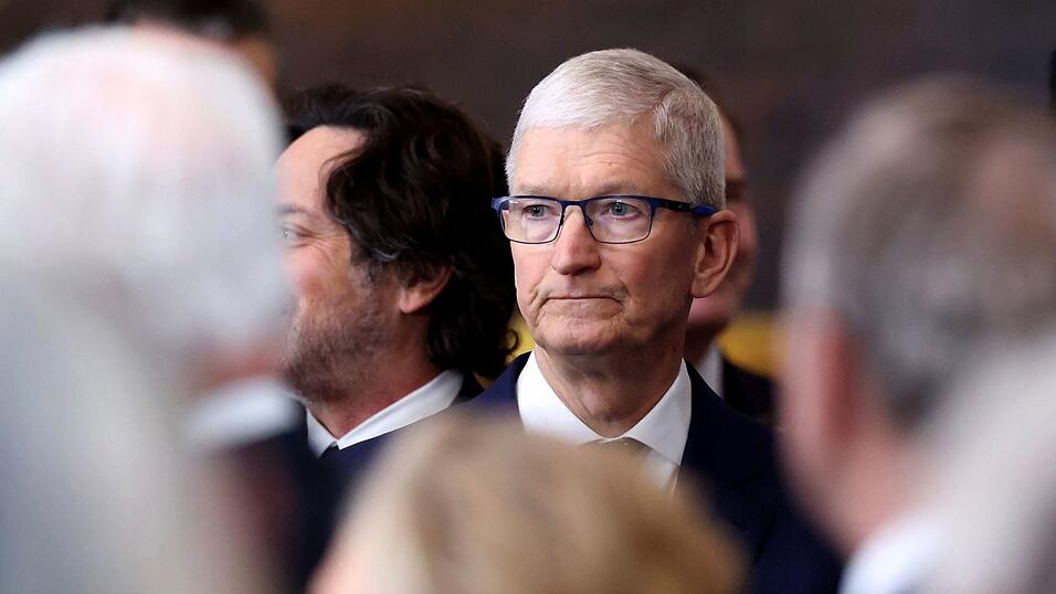 Kündigt nach seinem Treffen mit Trump ein 500 Milliarden Dollar schweres Investitionsprogramm an: Apple-Chef Tim Cook. (Archivbild) Kündigt nach seinem Treffen mit Trump ein 500 Milliarden Dollar schweres Investitionsprogramm an: Apple-Chef Tim Cook. (Archivbild)