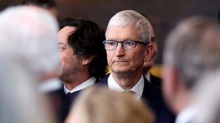 Kündigt nach seinem Treffen mit Trump ein 500 Milliarden Dollar schweres Investitionsprogramm an: Apple-Chef Tim Cook. (Archivbild) Kündigt nach seinem Treffen mit Trump ein 500 Milliarden Dollar schweres Investitionsprogramm an: Apple-Chef Tim Cook. (Archivbild)