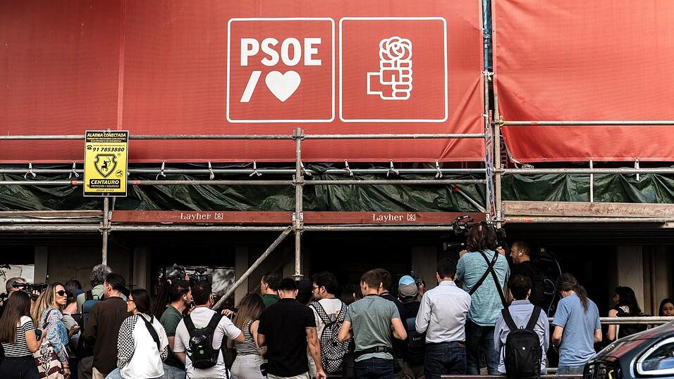 Der Einsatz der Polizei in der Parteizentrale in Madrid sorgte für großes Aufsehen. Der Einsatz der Polizei in der Parteizentrale in Madrid sorgte für großes Aufsehen.