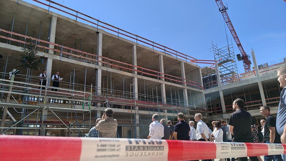 Etwa 92 Millionen Euro und sieben Jahre: Der Neubau der Realschule ist das derzeit größte Bauprojekt des Landkreises. Etwa 92 Millionen Euro und sieben Jahre: Der Neubau der Realschule ist das derzeit größte Bauprojekt des Landkreises.