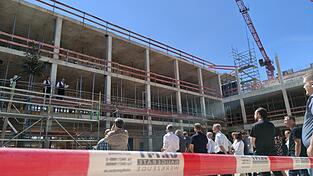 Etwa 92 Millionen Euro und sieben Jahre: Der Neubau der Realschule ist das derzeit größte Bauprojekt des Landkreises. Etwa 92 Millionen Euro und sieben Jahre: Der Neubau der Realschule ist das derzeit größte Bauprojekt des Landkreises.