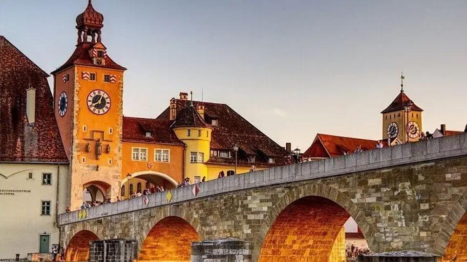 Die Steinerne Brücke führt über die Donau. Die Steinerne Brücke führt über die Donau.