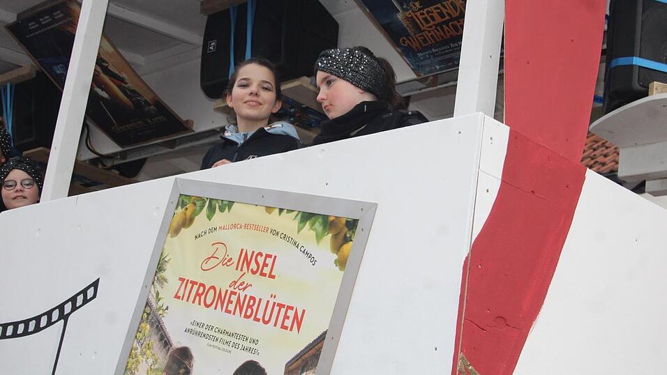 Viele Faschings-Fans haben sich am Samstag den Umzug in Langenbach angesehen. Viele Faschings-Fans haben sich am Samstag den Umzug in Langenbach angesehen.