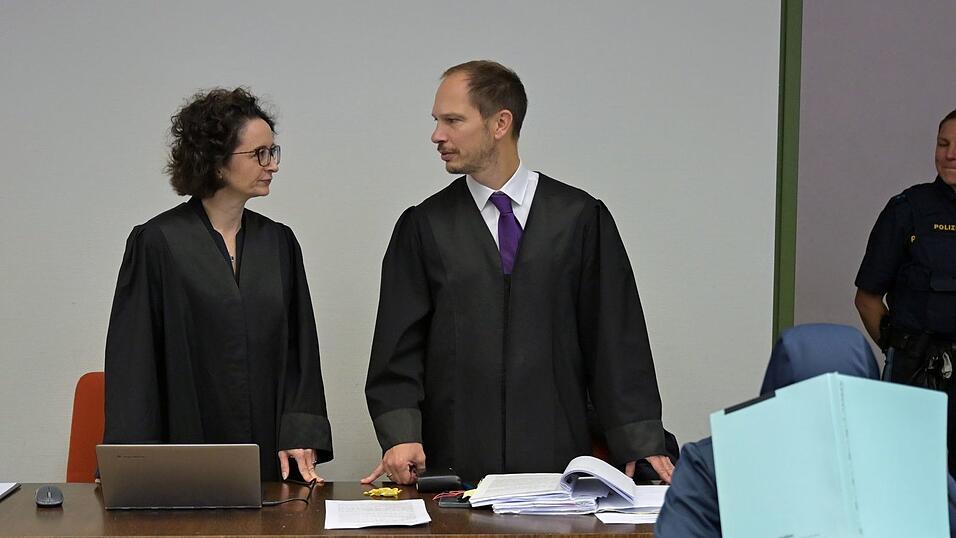 In einer Stellungnahme bestreitet der Angeklagte, dass er seinen Sohn und dessen Mutter habe töten wollen. In einer Stellungnahme bestreitet der Angeklagte, dass er seinen Sohn und dessen Mutter habe töten wollen.