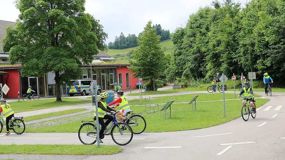 Mädchen und Buben lernen im Verkehrsgarten Haibach die Regeln fürs Fahrradfahren (Archivbild). Autofahrer sollten die eigentlich auch kennen... Mädchen und Buben lernen im Verkehrsgarten Haibach die Regeln fürs Fahrradfahren (Archivbild). Autofahrer sollten die eigentlich auch kennen...
